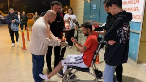 Bursa'da filmleri aratmayan olay: Trafik kazasında ölümden döndü, hastane çıkışında tekerlekli sandalyede mum üfledi