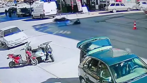Ölümden döndüler: Karaman'da devrilen motosiklet 20 metre sürüklenip minibüsün altına girdi