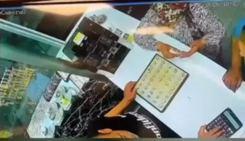 İki kuyumcudan aynı yöntemle çaldılar! 100 bin liralık vurgun kamerada