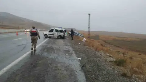 Van-Başkale yolunda zincirleme kaza: Üçü ağır 12 yaralı