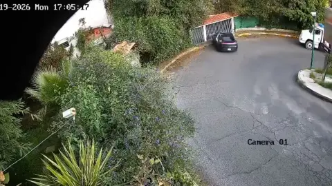 Meksika'da kontrolden çıkan Tesla evin garajına uçtu: Güvenlik kamerası o anları saniye saniye kaydetti