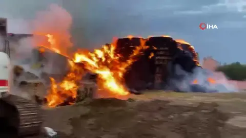 Yıldırım samanlara isabet etti: 500 ton balya yandı