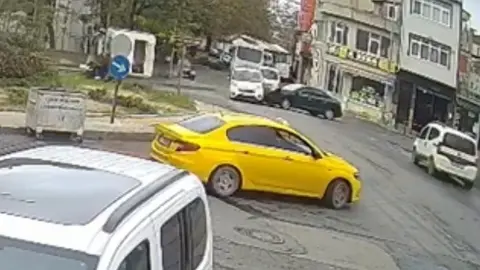 Hafif ticari araçla otomobil çarpıştı: İki yaşındaki kız yaralandı