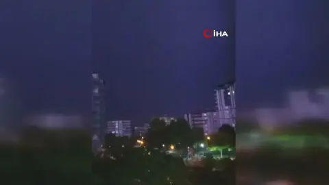 Diyarbakır'da şimşekler geceyi aydınlattı: İki apartmana yıldırım isabet etti