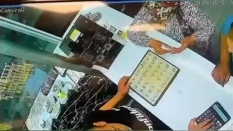 İki kuyumcudan aynı yöntemle çaldılar! 100 bin liralık vurgun kamerada