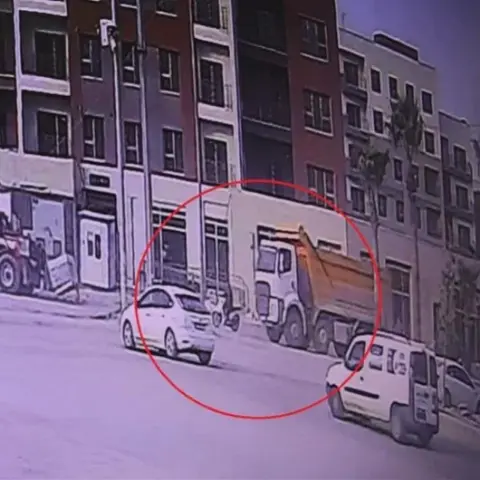 Kamyonun kör noktasına gelen motosiklet sürücüsünün ezilerek can verdiği anlar kameraya yansıdı