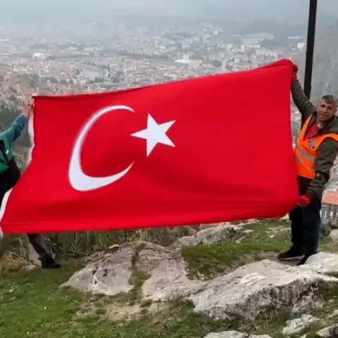 Amasya'da iki kardeş dağdaki çöpleri toplayıp, Türk bayrağı açtı