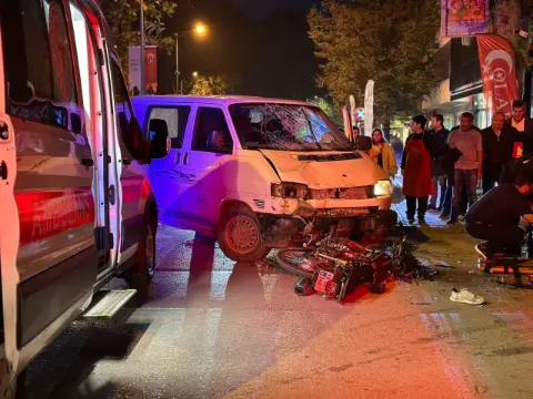 Bursa'da korkutan kaza: Minibüs ile motosiklet kafa kafaya çarpıştı