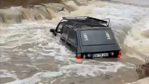 Aydın'da korku dolu anlar! Otomobil sel sularına kapıldı