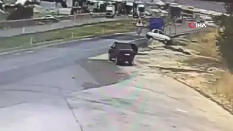 Gaziantep Nizip'te otomobil menfeze uçtu: İki kişi yaralandı