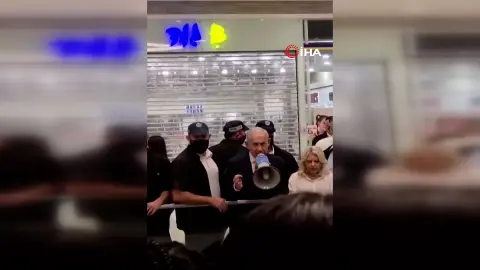 Netanyahu AVM'de sandıkların kapanmasına 1 saat kala megafonu eline aldı ve oy istedi