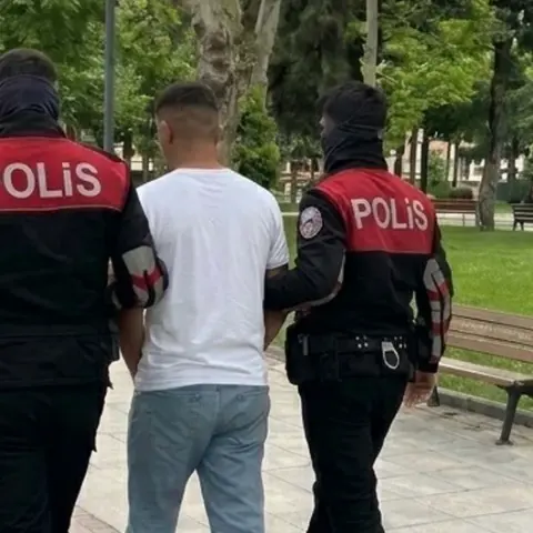 Manisa'da 17 yaşındaki firari parkta yakalandı! 65 hırsızlık dosyasından 152 yıl hapis cezası var