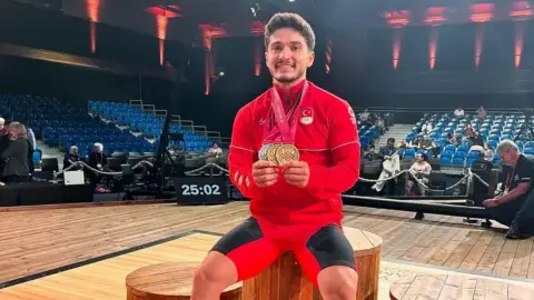 Milli halterci Muhammed Furkan Özbek'ten gümüş madalya!