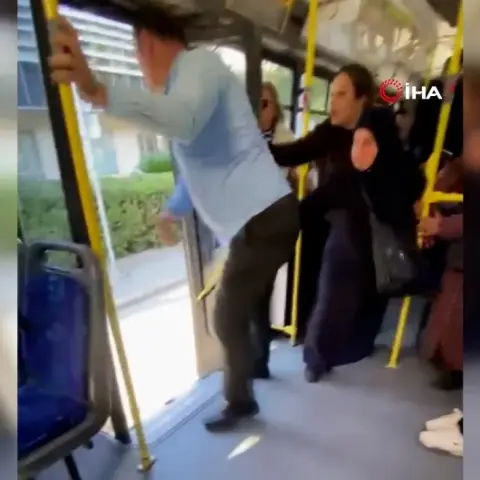 İzmir'de belediye otobüsünde'halı' kavgası!
