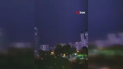 Diyarbakır'da şimşekler geceyi aydınlattı: İki apartmana yıldırım isabet etti