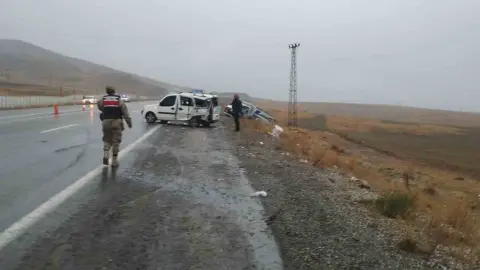 Van-Başkale yolunda zincirleme kaza: Üçü ağır 12 yaralı