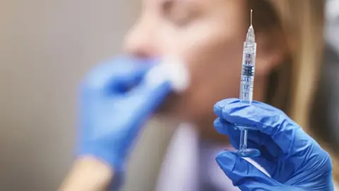 Kalça dolgusu vücuda yayılır mı? Estetik dolguların insan bedenine yıllar içinde yaptıkları dehşete düşürdü