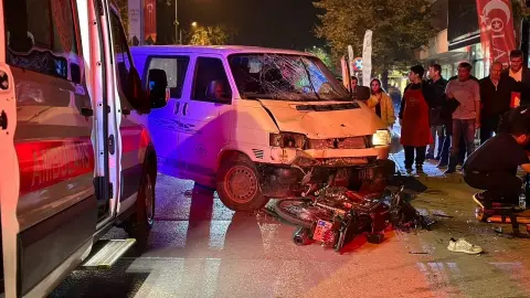 Bursa'da korkutan kaza: Minibüs ile motosiklet kafa kafaya çarpıştı