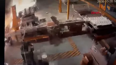 Sakarya'da alüminyum fabrikasındaki patlamanın görüntüleri ortaya çıktı: İşçilerin kaçış anı kamerada