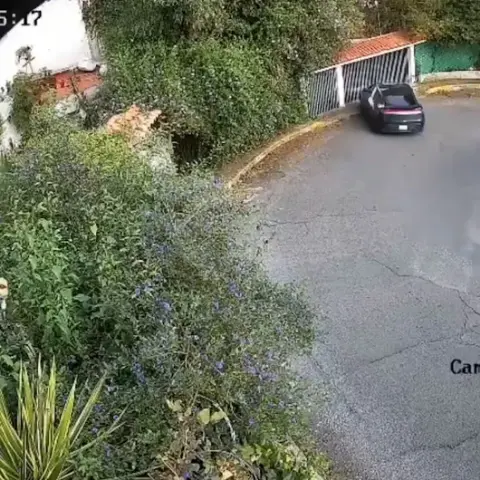 Meksika'da kontrolden çıkan Tesla evin garajına uçtu: Güvenlik kamerası o anları saniye saniye kaydetti