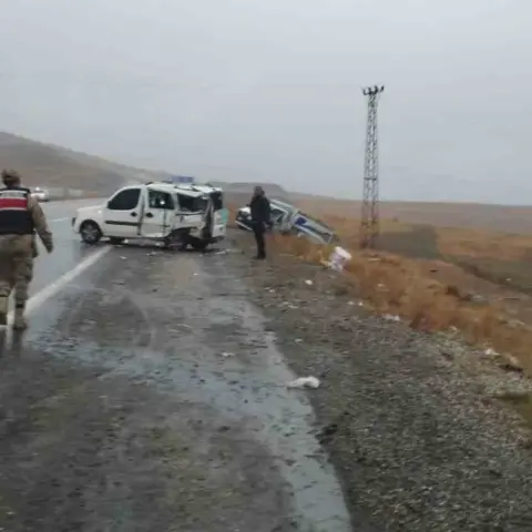 Van-Başkale yolunda zincirleme kaza: Üçü ağır 12 yaralı