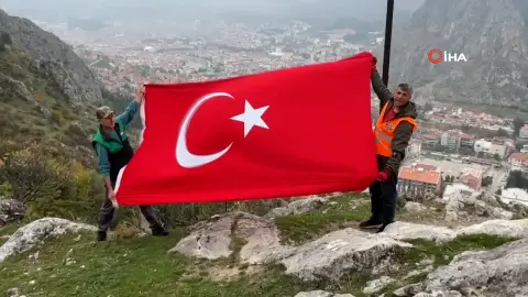 Amasya'da iki kardeş dağdaki çöpleri toplayıp, Türk bayrağı açtı