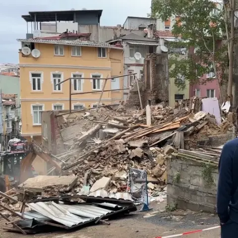 Beyoğlu’nda yerle bir olan bina havadan görüntülendi