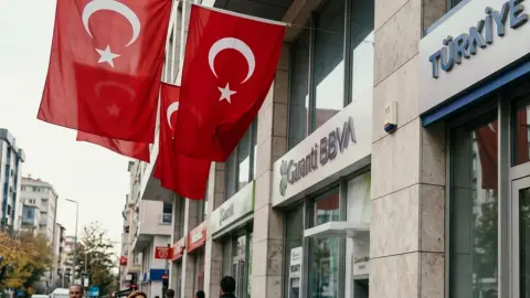 29 Ekim Perşembe günü bankalar açık mı? Yarın bankalar çalışıyor mu? 29 Ekim'de EFT, hava, FAST işlemleri yapılacak mı?