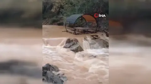 Elazığ'da sağanak yağış sonrası Teke Deresi'nde taşkın meydana geldi