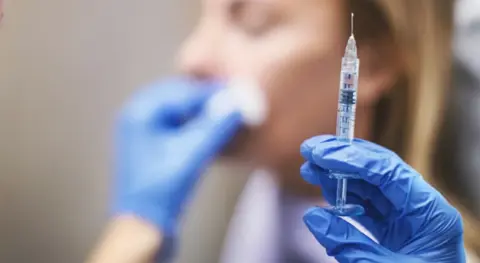 Kalça dolgusu vücuda yayılır mı? Estetik dolguların insan bedenine yıllar içinde yaptıkları dehşete düşürdü
