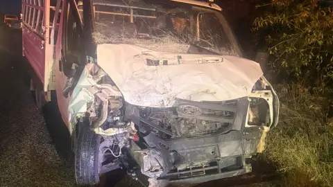 Besni'de gece yarısı kaza: Kamyonet ve traktör çarpıştı