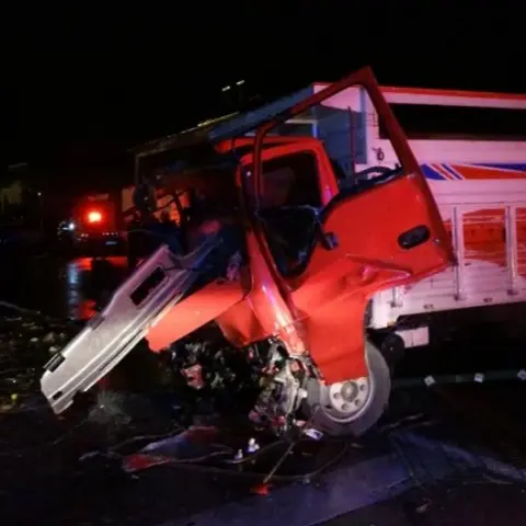 Manavgat'ta kontrolden çıkan kamyon karşı şeride uçtu: 2 otomobili biçtiği o anlar kamerada