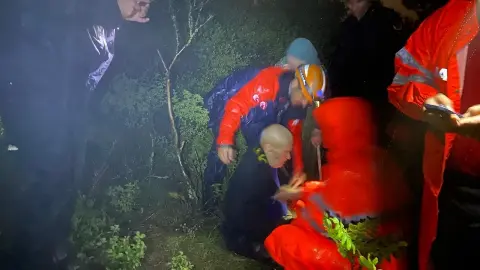 Bursa’da mantar toplarken kayboldular! Jandarma yaşlı adamı sırtında taşıdı