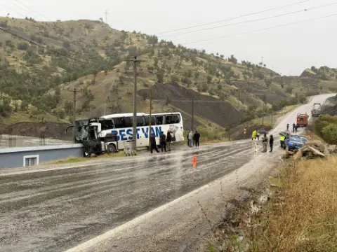Şırnak'ta tırla çarpıştıktan sonra eve çarptı: 15 kişi yaralandı