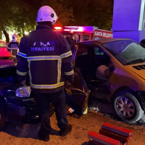 Adıyaman’da kazanın ardından savrulan iki otomobil vitrin camına çarptı: İki kişi yaralandı