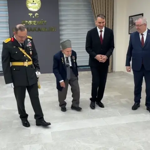 Edremit'te Cumhuriyet Bayramı kutlamalarına Kore Gazisi’ne gösterilen saygı damga vurdu