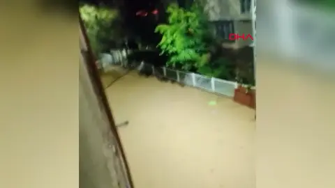 Çanakkale Biga'da sağanak nedeniyle cadde ve sokaklar göle döndü