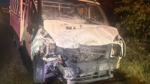 Besni'de gece yarısı kaza: Kamyonet ve traktör çarpıştı