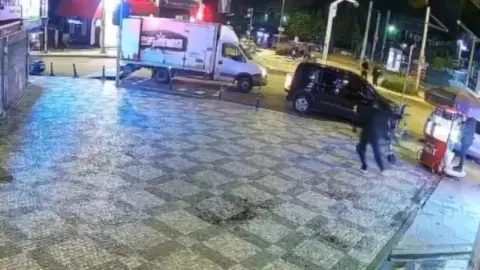 Kadıköy'de haraç almak için döviz bürosuna kurşun yağdıran çete kamerada: 5 şüpheli gözaltına alındı