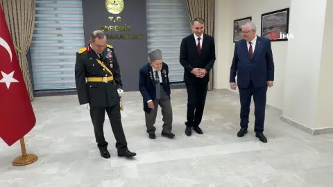Edremit'te Cumhuriyet Bayramı kutlamalarına Kore Gazisi’ne gösterilen saygı damga vurdu