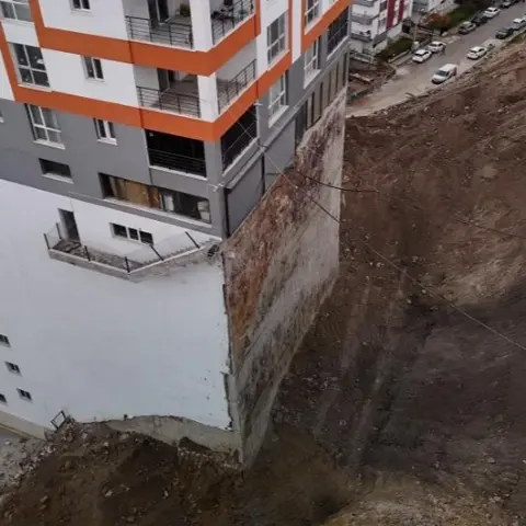 Mamak'ta istinat duvarı yıkılan 17 katlı bina boşaltıldı: Ortaya çıkan temelin estetikten uzak görüntüsü kamerada