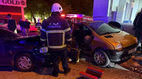 Adıyaman’da kazanın ardından savrulan iki otomobil vitrin camına çarptı: İki kişi yaralandı