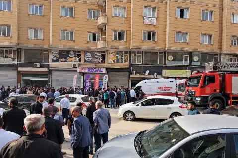 Mardin'de iş merkezinde feci kaza! Bakım yaparken halat koptu, kabin aşağı çöktü: Biri ağır iki yaralı