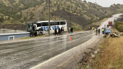 Şırnak'ta tırla çarpıştıktan sonra eve çarptı: 15 kişi yaralandı