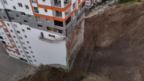 Mamak'ta istinat duvarı yıkılan 17 katlı bina boşaltıldı: Ortaya çıkan temelin estetikten uzak görüntüsü kamerada
