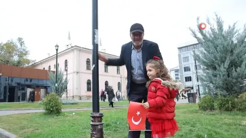 Elazığ'da minik öğrencilerin "Ölürüm Türkiyem" şarkısını söylediği anlar yaşlı adamı duygulandırdı