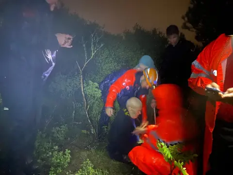 Bursa’da mantar toplarken kayboldular! Jandarma yaşlı adamı sırtında taşıdı