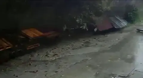 Zonguldak'ta tonlarca tonluk istinat duvarı böyle çöktü: Köpekler telef oldu, araçlar enkaz altında kaldı