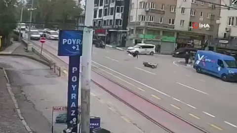 Bursa Osmangazi'de motosikletin yayaya çarptığı kaza kameraya yansıdı