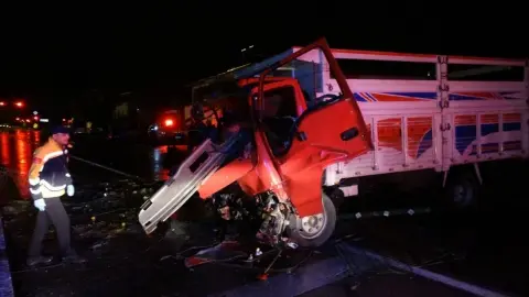 Manavgat'ta kontrolden çıkan kamyon karşı şeride uçtu: 2 otomobili biçtiği o anlar kamerada